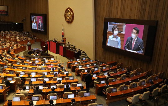 추미애 법무부 장관이 17일 국회에서 진행된 본회의 교육·사회·문화 분야 대정부질문에서 김상훈 국민의힘 의원의 질의에 답변하고 있다. 연합뉴스
